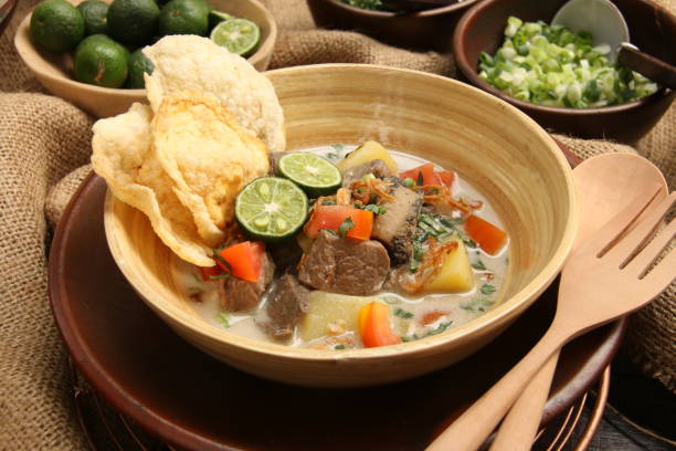 soto betawi, la tradicional carne de vaca en leche de coco sopa de yakarta - coconut milk soup fotografías e imágenes de stock