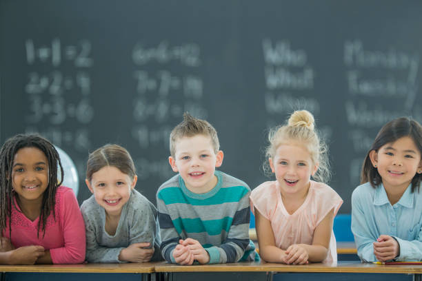 l'apprentissage est ludique&nbsp;! - alphabet blackboard text child photos et images de collection