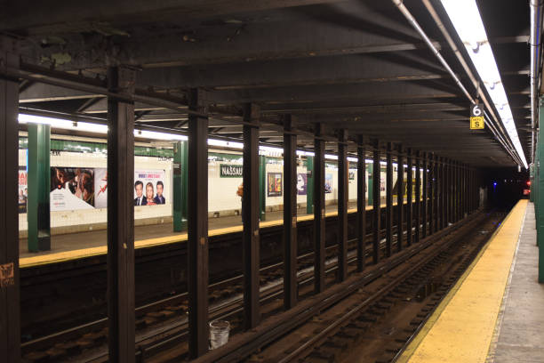 estación de metro de nueva york - green point fotografías e imágenes de stock