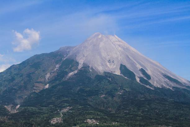 mt merapi - mt merapi stock-fotos und bilder