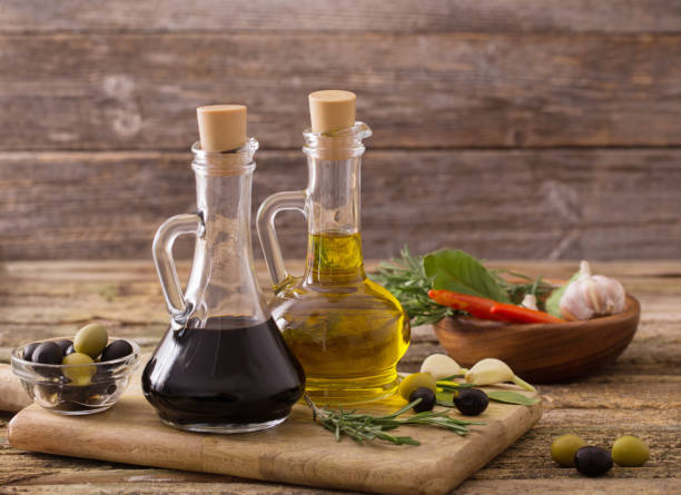 olio d'oliva aromatizzato con spezie e altri ingredienti - food balsamic vinegar vinegar bottle foto e immagini stock