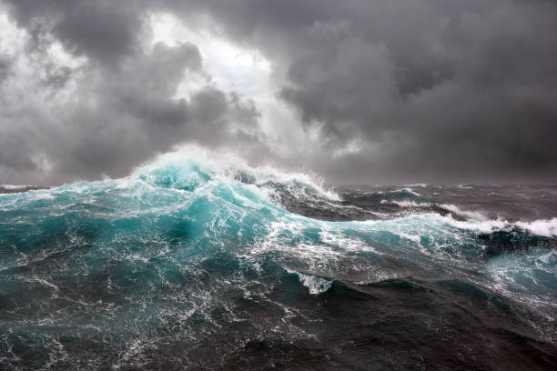 fala morska podczas sztormu na oceanie atlantyckim. - storm zdjęcia i obrazy z banku zdjęć