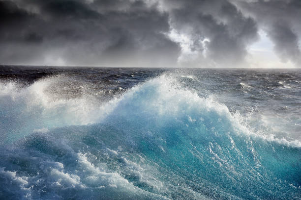 Vague de la mer au cours de la tempête dans l’océan Atlantique. - Photo