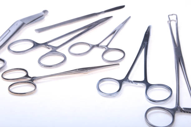 クローズ アップ手術器具と白い背景の上のツールです。選択と集中。 - gauze scalpel surgeon healthcare and medicine ストックフォトと画像