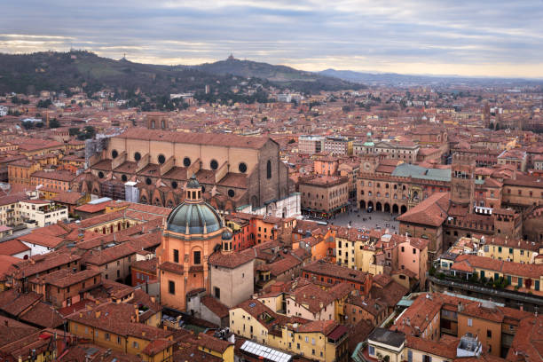 veduta aerea di bologna dalla torre asinelli, bologna, emilia-romagna, italia - bologna italy medieval palace foto e immagini stock