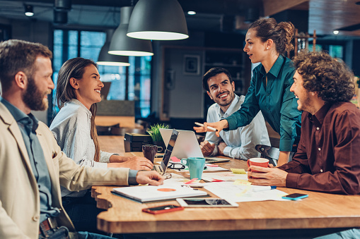 istock Trabajo en equipo y buen liderazgo conducen al éxito 688892392