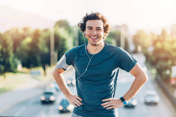 uśmiechnięty sportowiec na scenie miejskiej - running jogging urban scene city life zdjęcia i obrazy z banku zdjęć