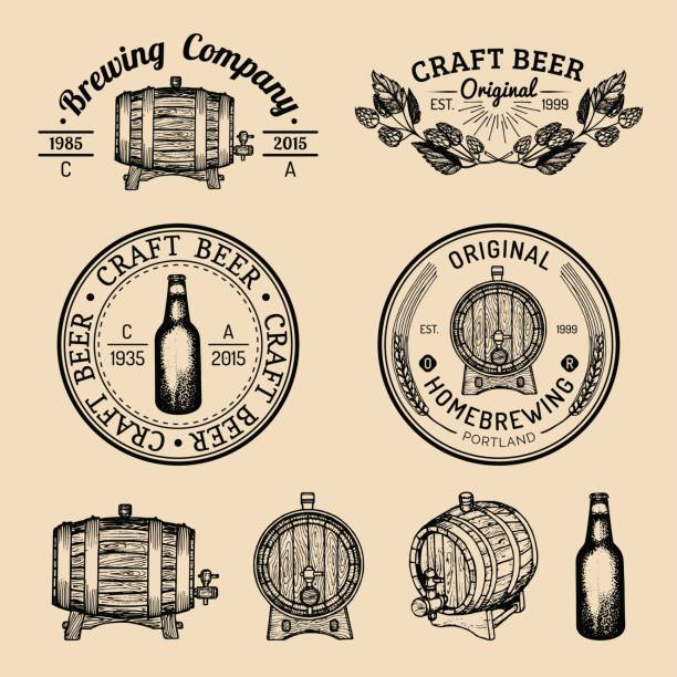 ilustraciones, imágenes clip art, dibujos animados e iconos de stock de símbolos de cervecería viejo establecido. carteles retros de kraft cerveza con la mano bosquejaron barril, botella, hierbas y plantas. cerveza vector, insignias de ale - cerveza tipo ale