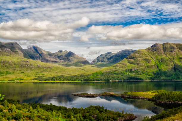 superior loch torridon nos planaltos do noroeste da escócia - torridon - fotografias e filmes do acervo