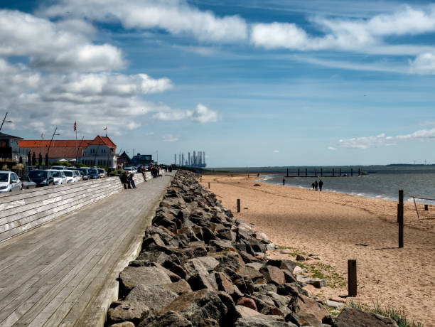 passeio de praia em hjerting esbjerg, dinamarca - wave salt surf sea - fotografias e filmes do acervo