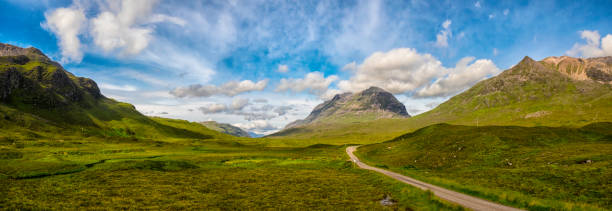 glen torridon nos planaltos do noroeste da escócia - torridon - fotografias e filmes do acervo