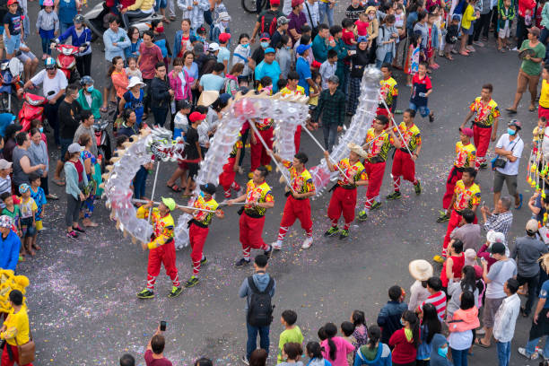 дракон танцевальный фестиваль на улице с боевыми искусствами дракона извилистые управления практиков китайского фестиваля фонарей - dragon dancer стоковые фото и изображения