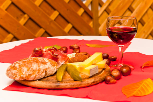 serdeczna tyrolska kiełbasa z szynką i talerz sera z chlebem i winem - salami sausage portion decoration zdjęcia i obrazy z banku zdjęć