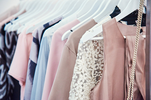 Detalles de brillantes tonos pastel hermoso vestido colección en show room photo