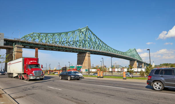 jacques cartier bridge in einem blauen himmel in montreal - lawrence quebec canada north america stock-fotos und bilder
