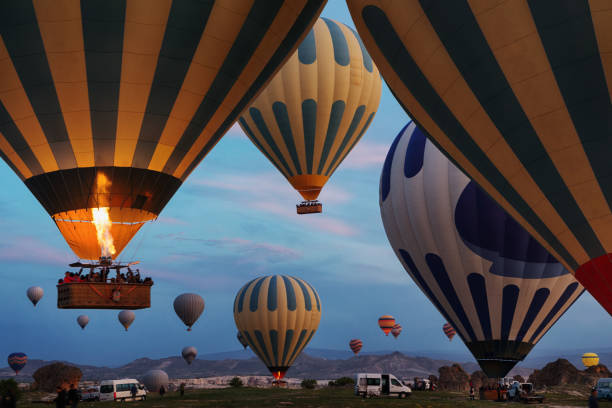 heißluftballon in kappadokien - kappadokien stock-fotos und bilder