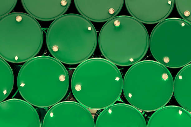 tanques químicos de acero verde o tanques de aceite apilados en fila. - oil industry oil field freight transportation oil rig fotografías e imágenes de stock