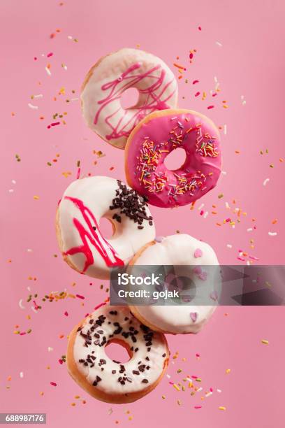 ピンクの背景に落ちる動きで様々な装飾ドーナツ - ドーナツのストックフォトや画像を多数ご用意 - ドーナツ, 落ちる, 菓子類