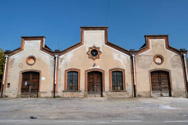 креспи д'адда (италия), историческая промышленная деревня - adda стоковые фото и изображения