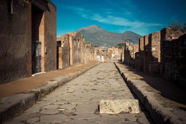 istock Streets of ancient Pompeii 689004544