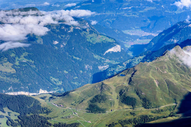 vista desde la plataforma de jungfraujoch a lauterbrunnen, alpes berneses en suiza - interlaken railroad station train rural scene fotografías e imágenes de stock