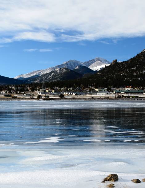 лейк-эстес - cold lake frozen estes park стоковые фото и изображения