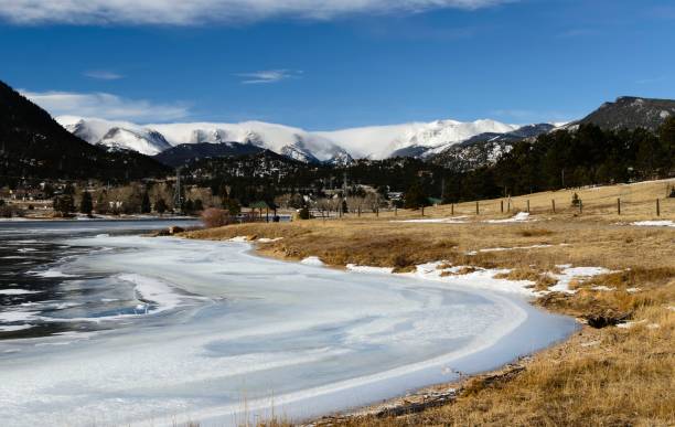 lake estes, colorado - cold lake frozen estes park stock-fotos und bilder