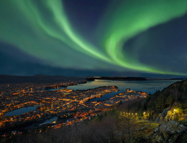 aurora boreal - aurora boreal sobre cidade do porto de bergen, noruega - fjord norway nature color image - fotografias e filmes do acervo