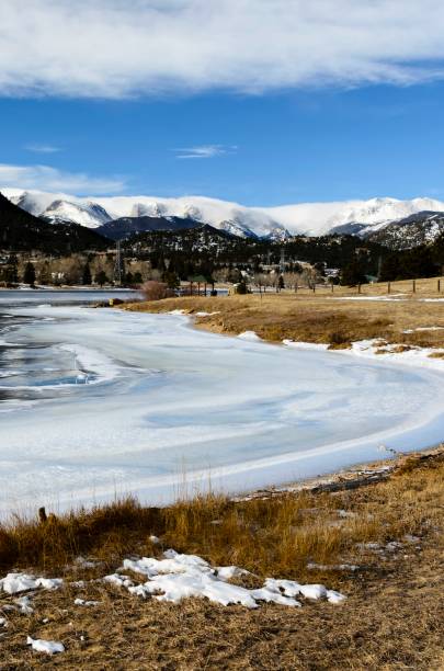 lake estes, colorado - cold lake frozen estes park stock-fotos und bilder