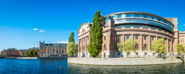 스톡홀름 스웨덴 의회 riksdagshuset 블루 하버 해안가 스웨덴 내려다 보이는 건물 - norrbro 뉴스 사진 이미지