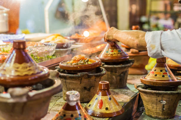 selección de tajines marroquíes muy coloridos (platos de cazuela tradicionales) - marrakech fotografías e imágenes de stock