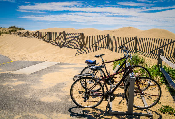 biciclette in spiaggia - provincetown foto e immagini stock