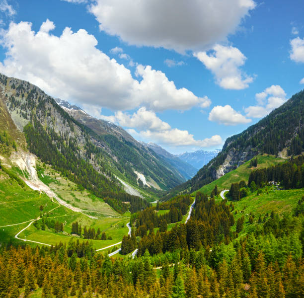 istock Alpine view from Kaunertaler Gletscherstrasse (Austria) 689039098