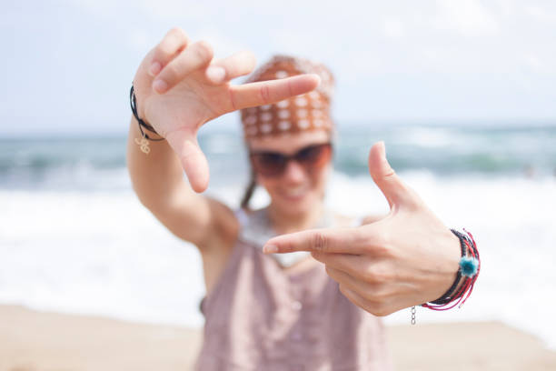 smiling woman - human hand finger frame personal perspective innovation imagens e fotografias de stock