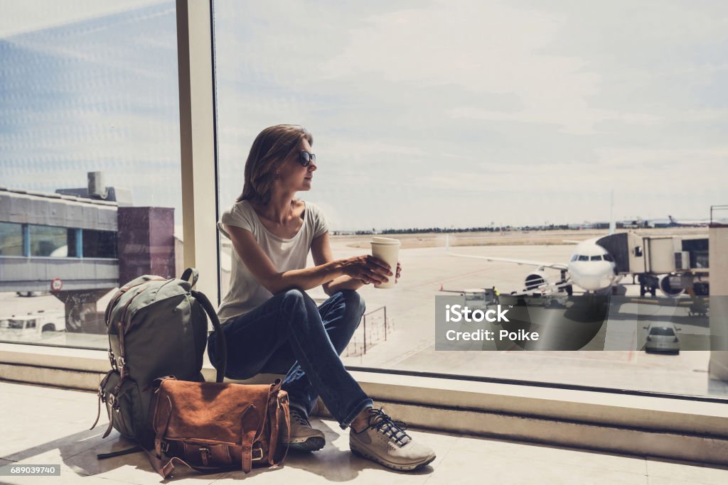 Junge Frau wartet auf einer Ebene. Reisekonzept - Lizenzfrei Flughafen Stock-Foto