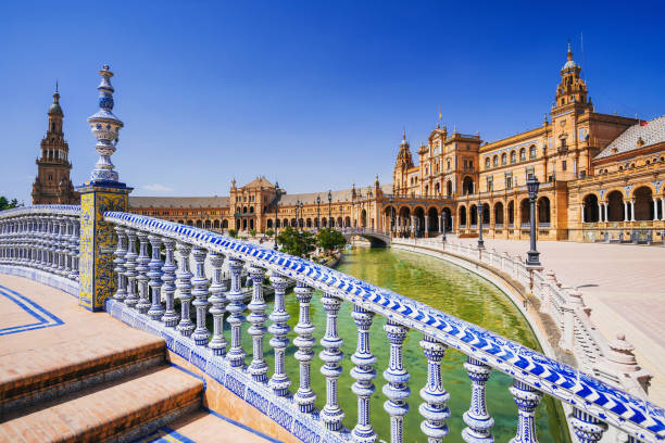 plaza de españa in sevilla - plaza de espana seville spain parque maria luisa stock-fotos und bilder