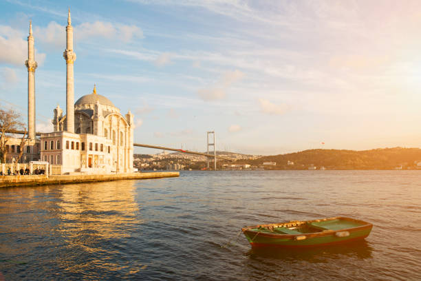 moschea ortakoy e ponte sul bosforo sullo sfondo istanbul, turchia - moschea ortakoy foto e immagini stock