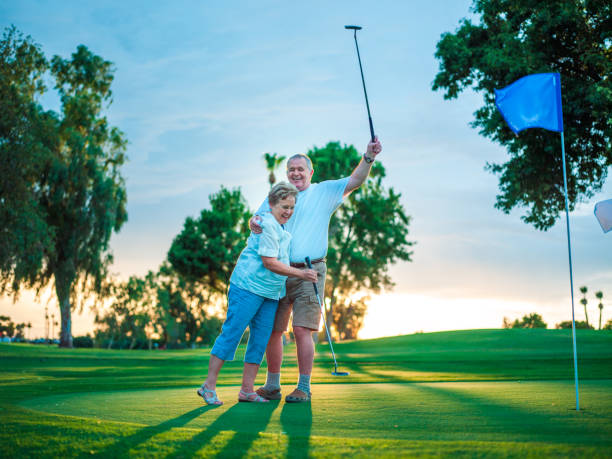 couple senior actif, jouer au golf - golf women golf swing arizona photos et images de collection