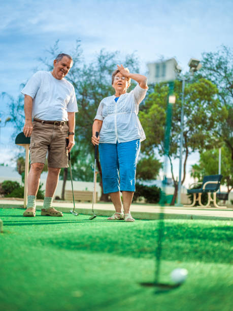 couple senior actif, jouer au golf - golf women golf swing arizona photos et images de collection