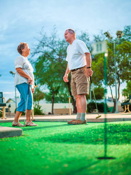 couple senior actif, jouer au golf - golf women golf swing arizona photos et images de collection