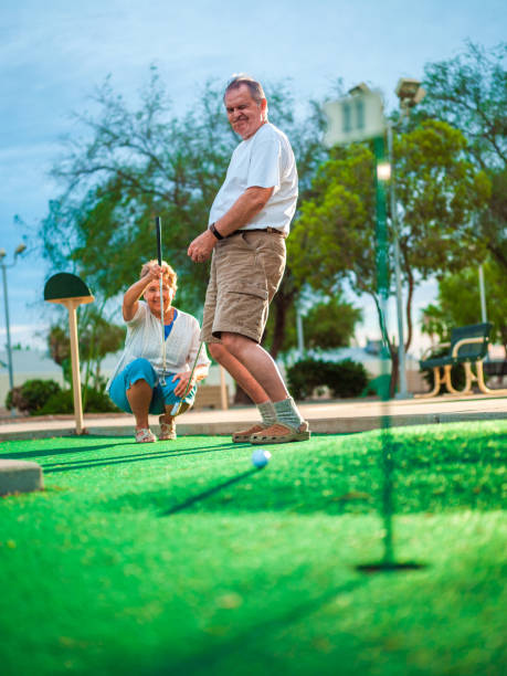 couple senior actif, jouer au golf - golf women golf swing arizona photos et images de collection