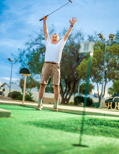 couple senior actif, jouer au golf - golf women golf swing arizona photos et images de collection