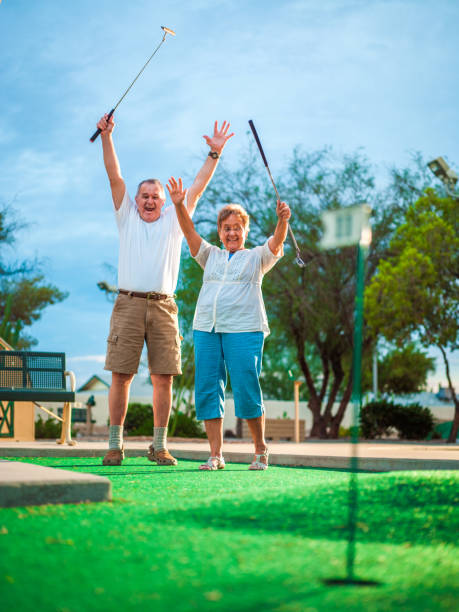 couple senior actif, jouer au golf - golf women golf swing arizona photos et images de collection