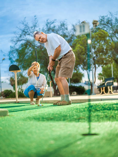 активная старшая пара, играющая в гольф - golf women golf swing arizona стоковые фото и изображения