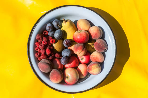 もぎたてフルーツ ボウル - fruit vegetable fruit bowl peaches ストックフォトと画像
