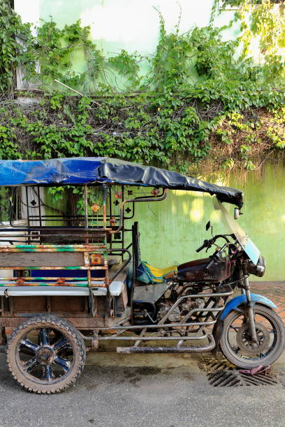 stary tuk-tuk zaparkowany na ulicy w centrum vientiane-laos. 4786 - autorick zdjęcia i obrazy z banku zdjęć