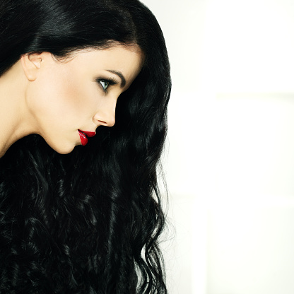 Chica Con Maquillaje Labios Rojos Y Cabello Hermoso Negro Sobre Blanco Foto de stock y más banco de imágenes de Adulto - iStock Chica Con Maquillaje Labios Rojos Y Cabello Hermoso Negro Sobre Blanco Foto de stock y más banco de imágenes de Adulto - iStock