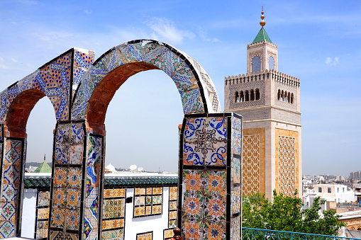 vista sobre la medina de Túnez a la gran mezquita photo