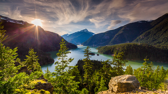 Hermoso Diablo lago es un embalse en las montañas cascada del norte, norte del estado de Washington, Estados Unidos. photo