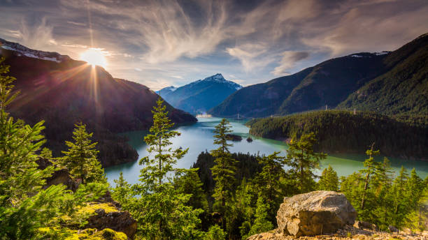 lindo lago de diablo é um reservatório nas montanhas cascade do norte, norte do estado de washington, estados unidos. - wilderness area usa tree day - fotografias e filmes do acervo